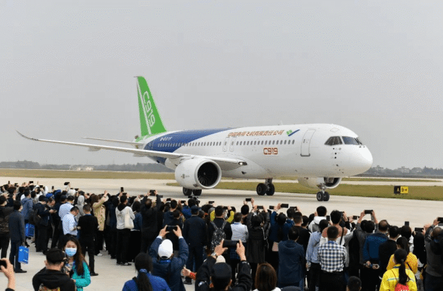 即將交付東航的C919大飛機(jī)首次飛行試驗(yàn)圓滿完成，復(fù)合材料全產(chǎn)業(yè)鏈迎來新機(jī)遇