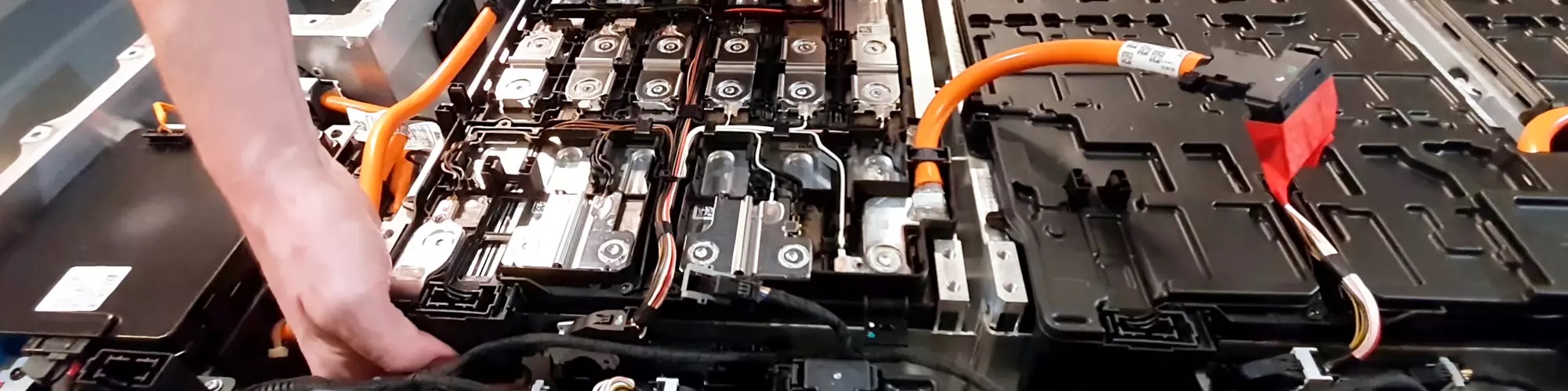 0522-cw-ev-battery-disassembly-gettyimages1_wide.jpg