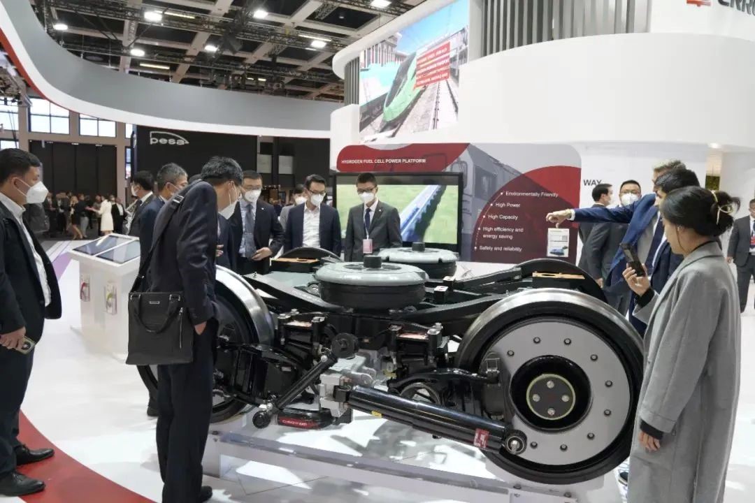 中國中車全球首發“弓”系轉向架 采用碳纖維柔性構架