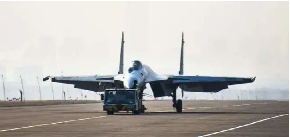 中國重型艦載機，殲15生產(chǎn)線首次曝光：大量使用復合材料，戰(zhàn)機減重30%