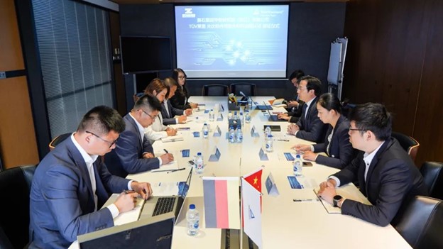 振石獲得德國萊茵TüV集團頒發的全球首張光伏組件用復合材料邊框證書