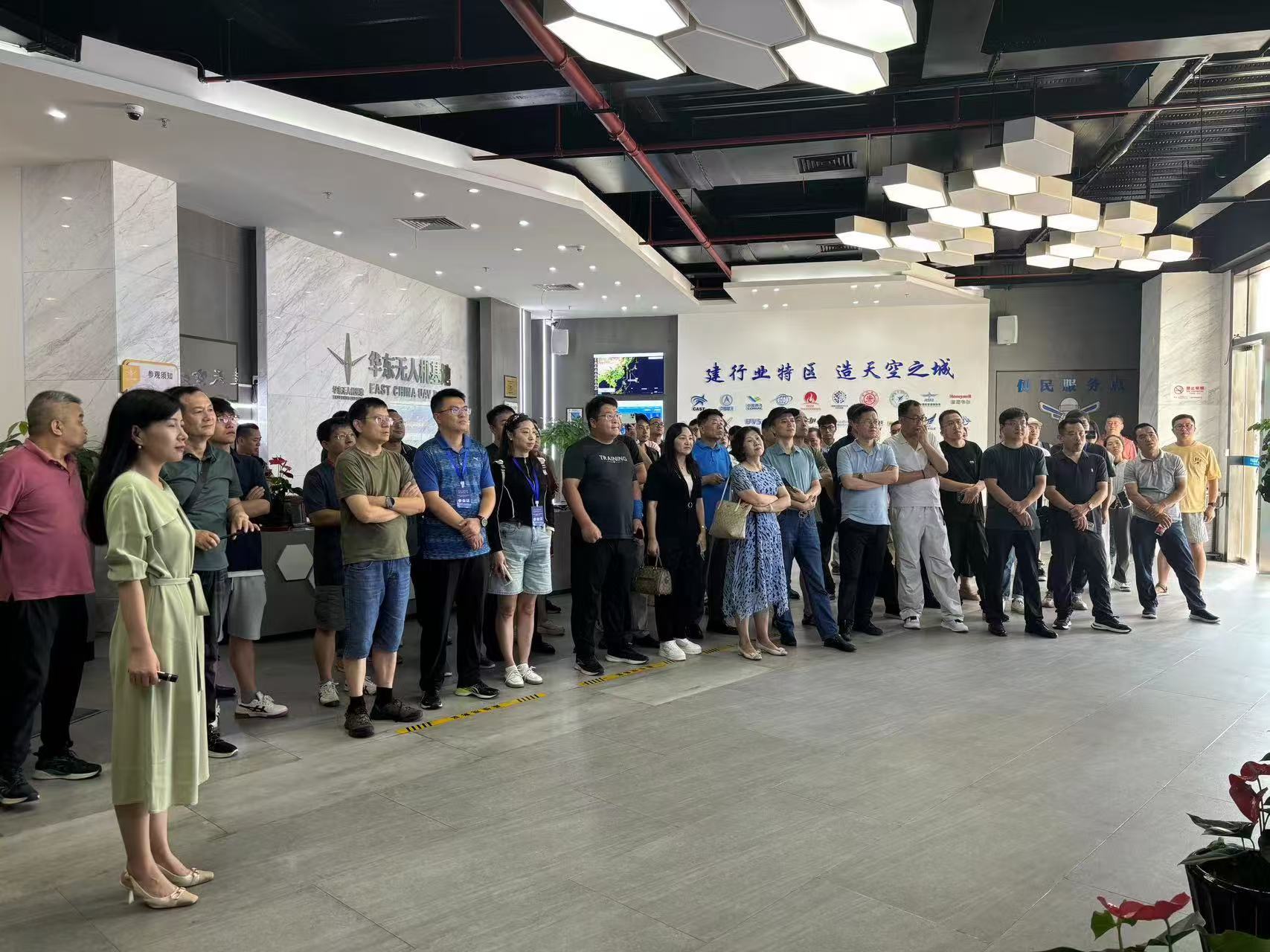 第六屆碳纖維復合材料產(chǎn)業(yè)創(chuàng)新發(fā)展論壇暨首屆新材料投資大會成功舉辦