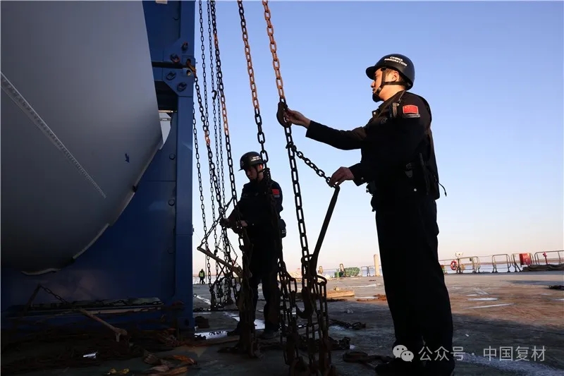 鹽城邊檢助力今年首批“風電翅膀”出口海外